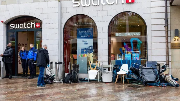 "It was chaos": there were those who waited for hours outside stores - and even those who struggled - just to buy a watch