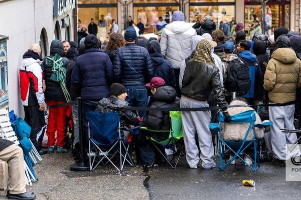 "It was chaos": there were those who waited for hours outside stores - and even those who struggled - just to buy a watch
