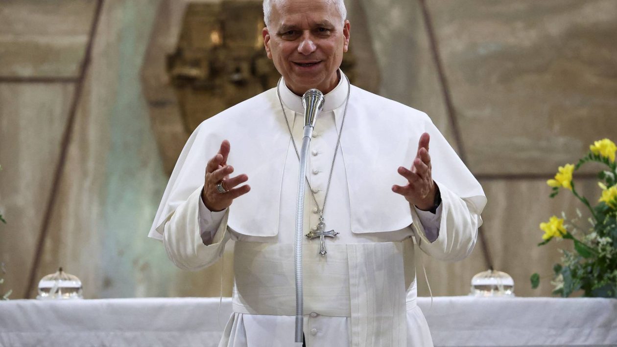 Pope Leo XIV goes viral after making gesture "6-7" with young people in the Vatican