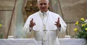 Pope Leo XIV goes viral after making gesture "6-7" with young people in the Vatican