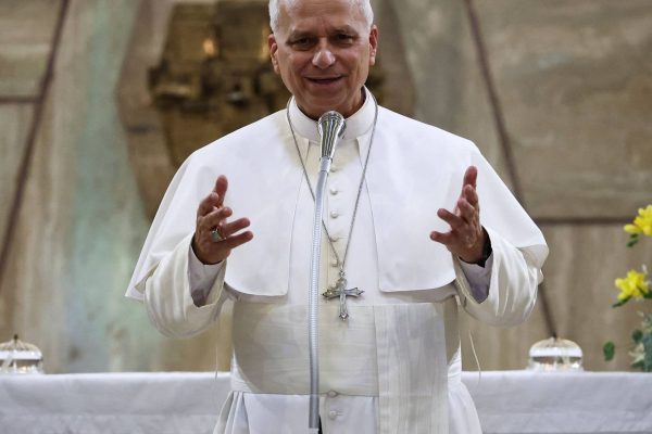 Pope Leo XIV goes viral after making gesture "6-7" with young people in the Vatican