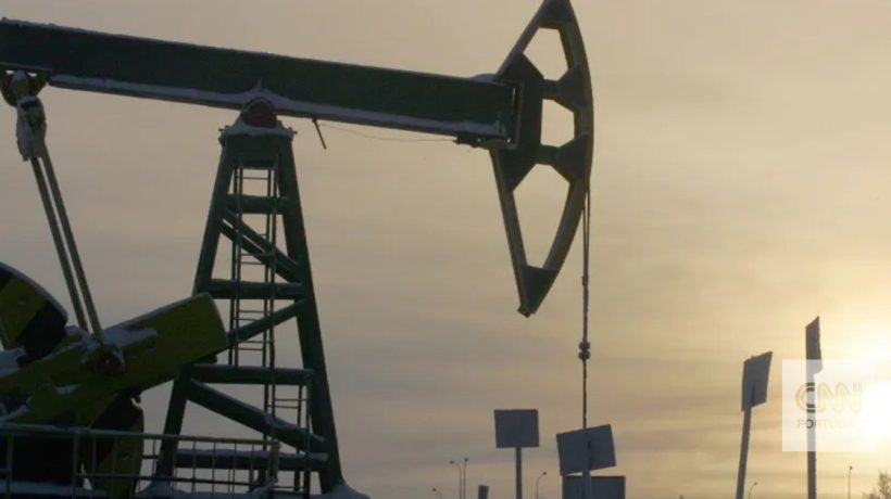 International Energy Agency warns that oil reserves will run out in a matter of weeks