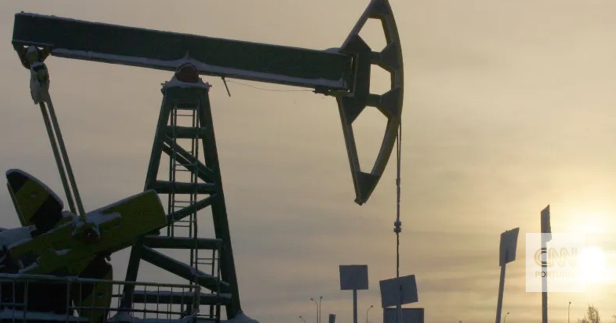 International Energy Agency warns that oil reserves will run out in a matter of weeks