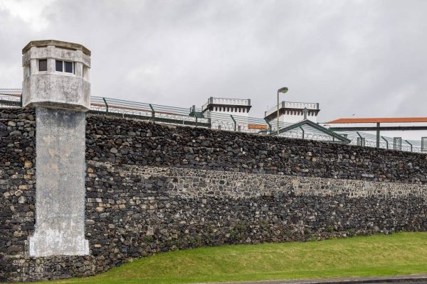 Prisoner escapes from Ponta Delgada jail, but is caught an hour later watching the sea