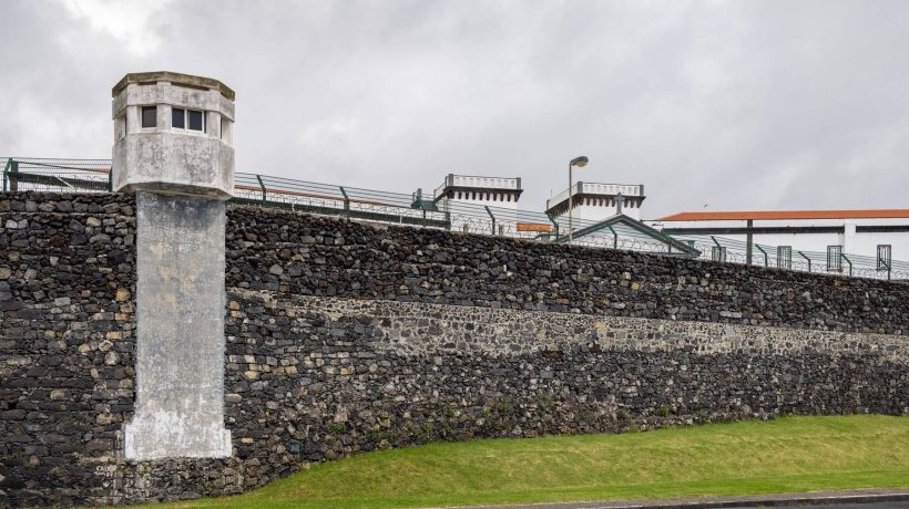 Prisoner escapes from Ponta Delgada jail, but is caught an hour later watching the sea