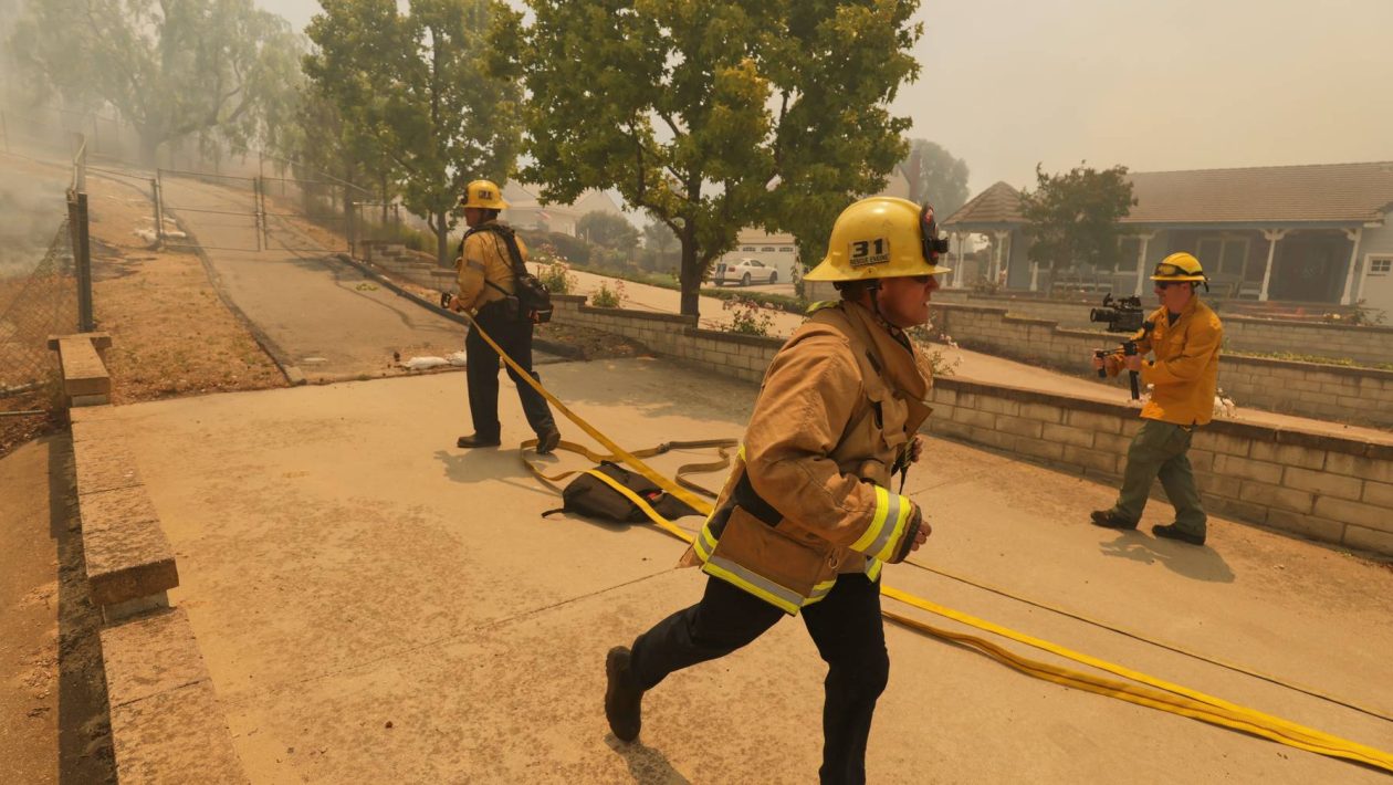 Fire that “advances dangerously fast” forces people to evacuate in the Simi Valley region of Los Angeles