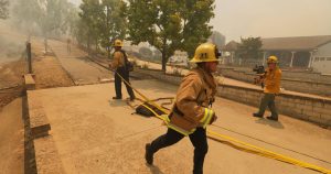 Fire that “advances dangerously fast” forces people to evacuate in the Simi Valley region of Los Angeles