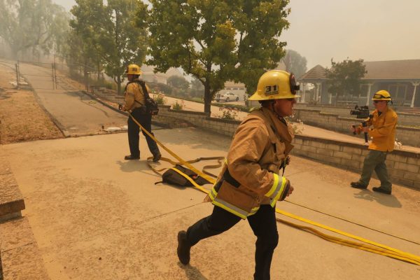Fire that “advances dangerously fast” forces people to evacuate in the Simi Valley region of Los Angeles