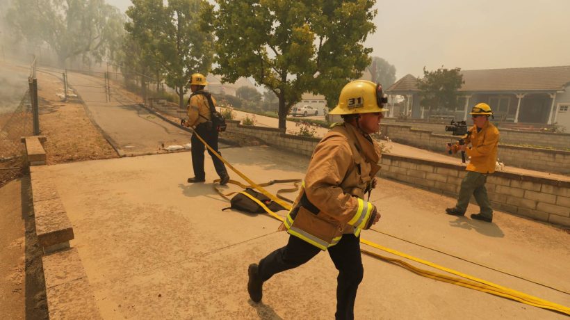 Fire that “advances dangerously fast” forces people to evacuate in the Simi Valley region of Los Angeles