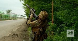Evading drones: airstrikes pursue Ukrainian troops and CNN team in crucial frontline zone
