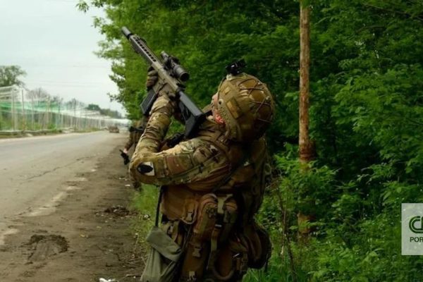 Evading drones: airstrikes pursue Ukrainian troops and CNN team in crucial frontline zone