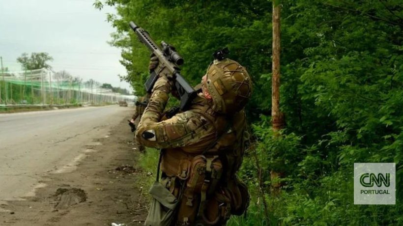 Evading drones: airstrikes pursue Ukrainian troops and CNN team in crucial frontline zone
