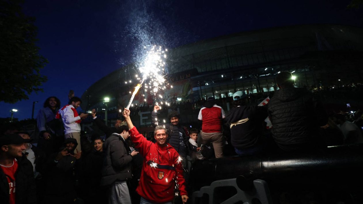 Sofa party: Arsenal become English champions 22 years later and didn't even need to enter the field