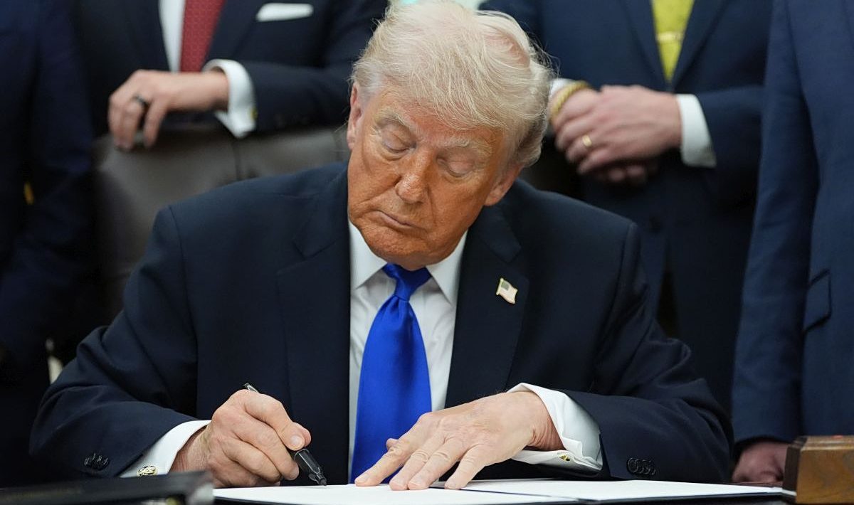 Trump Blocks AI Ordinance - China's Role