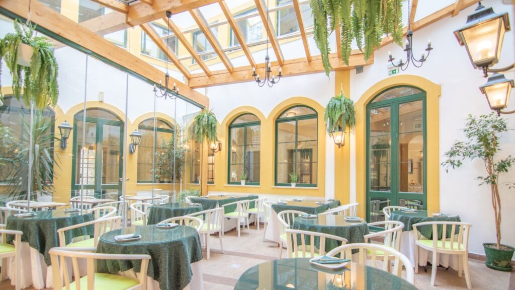 “Far from the beach, close to the heart”: this hotel with a hot water pool is located in an Algarve city where you can eat cataplana and a night costs €45