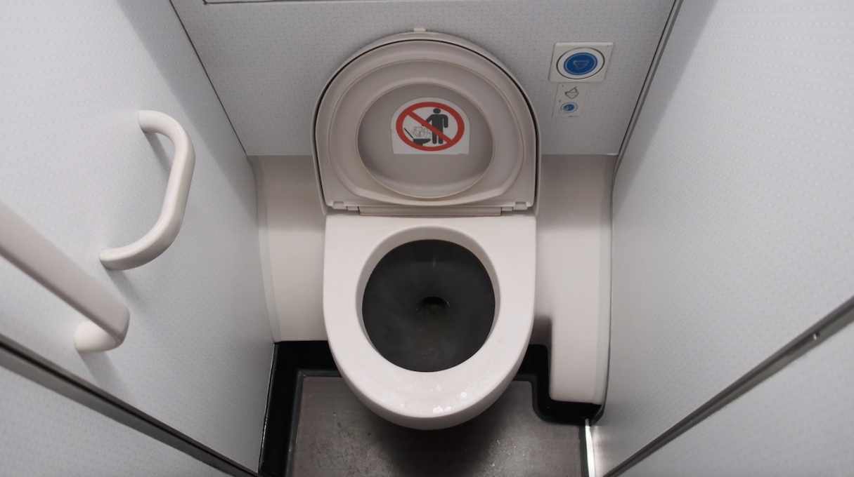 Fans take part in new tournament: urinate (to take care of the Earth)