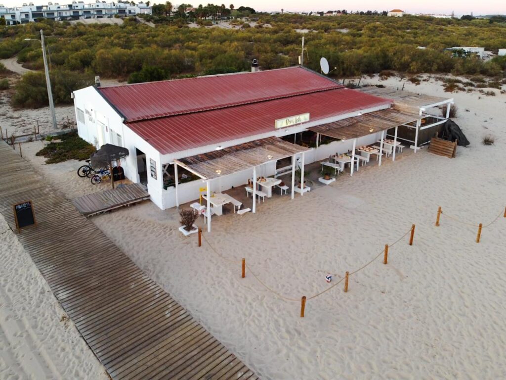 Engel & Völkers Faro-Tavira marks Santos Populares with event next to Praia da Lota