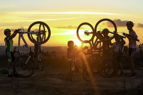 He has been giving bicycles to children for 14 years: “Seeing them smile is priceless”