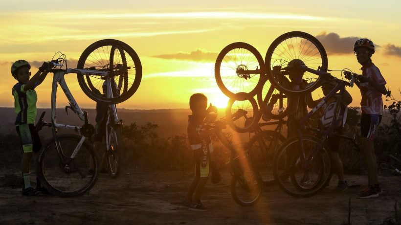 He has been giving bicycles to children for 14 years: “Seeing them smile is priceless”