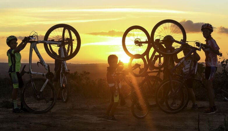 He has been giving bicycles to children for 14 years: “Seeing them smile is priceless”