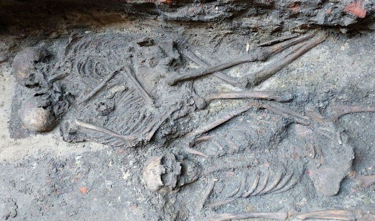 800-year-old burial of “embracing skeletons” of two women discovered in Poland