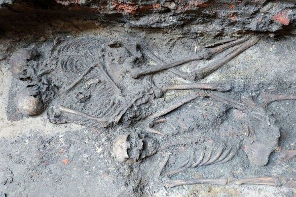 800-year-old burial of “embracing skeletons” of two women discovered in Poland