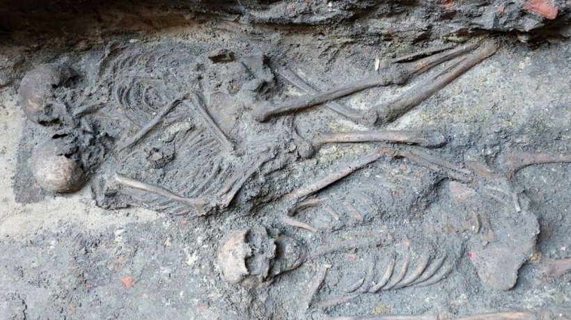 800-year-old burial of “embracing skeletons” of two women discovered in Poland