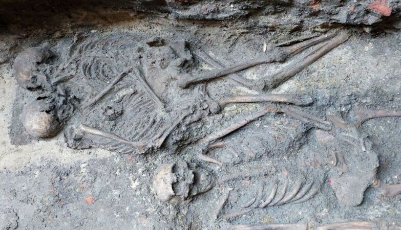 800-year-old burial of “embracing skeletons” of two women discovered in Poland