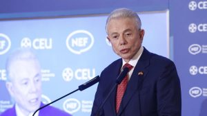 The US ambassador defends Trump's criticism of Spain: "It is nothing against the Spanish people; it is against the Government"