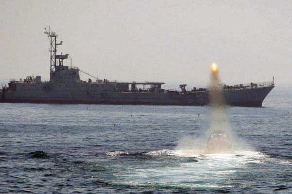 Iran claims to have hit a US destroyer with two missiles: "Quick and decisive warning"