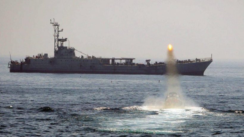 Iran claims to have hit a US destroyer with two missiles: "Quick and decisive warning"