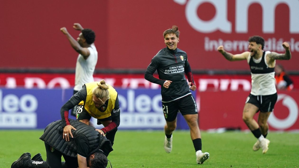 Sporting in the Champions, Benfica undefeated in 3rd, Estrela is saved at 90+7. The League's accounts