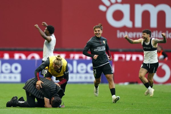 Sporting in the Champions, Benfica undefeated in 3rd, Estrela is saved at 90+7. The League's accounts