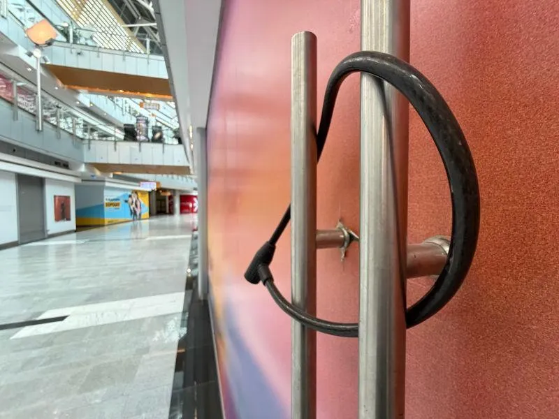 "It looks semi-apocalyptic": what a nearly empty shopping center in Moscow reveals about the Russian economy