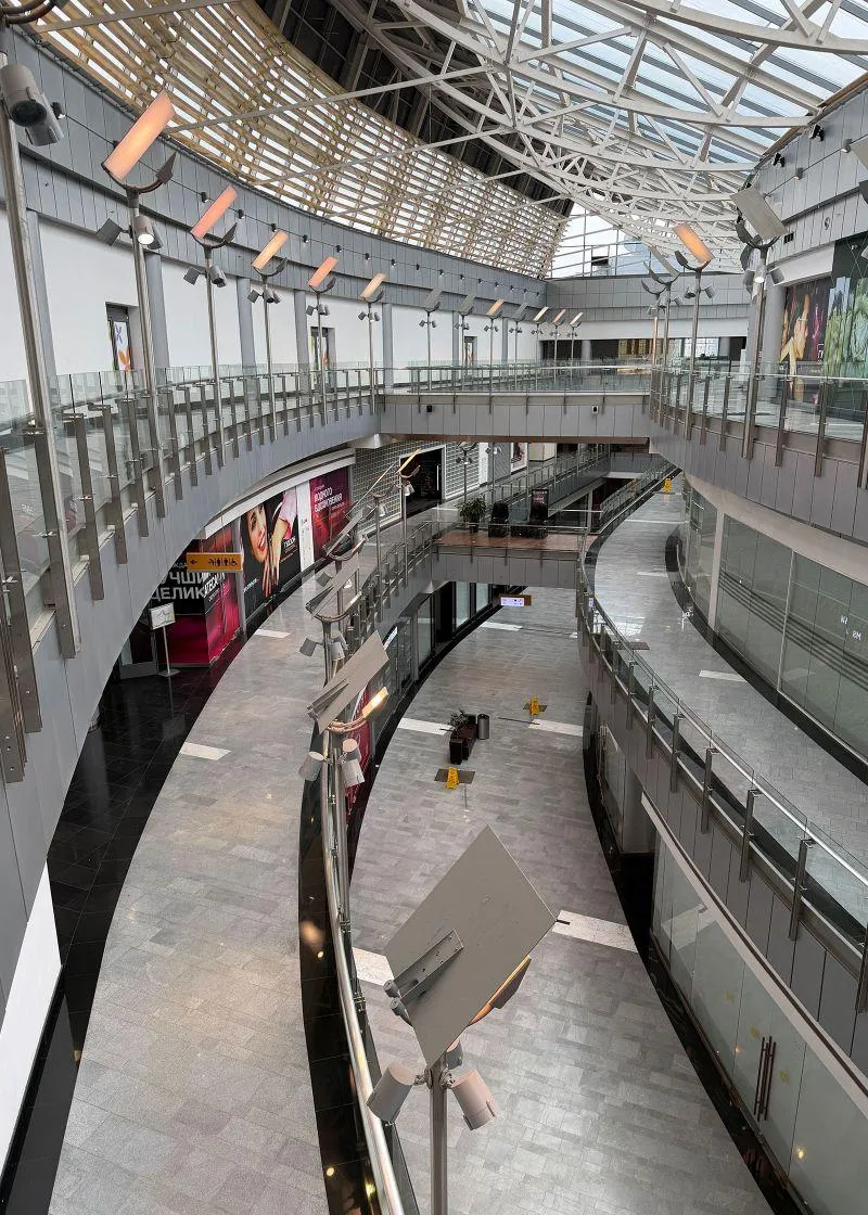 "It looks semi-apocalyptic": what a nearly empty shopping center in Moscow reveals about the Russian economy
