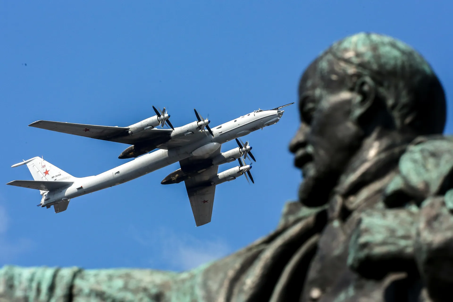 Ukrainian drones destroy two Tu-142 naval aircraft and one of the most important Russian missile systems more than 1,000 km from Kiev