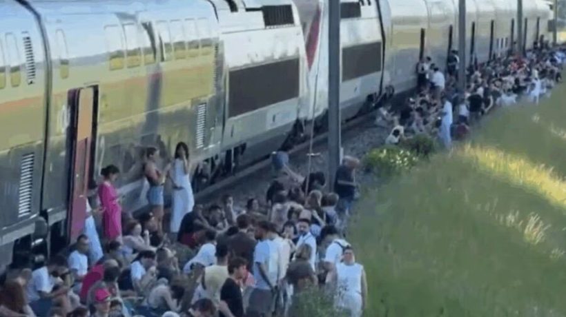 Heat is pressing, “leaving was a victory”: train stopped for 4 hours, passengers came out to breathe