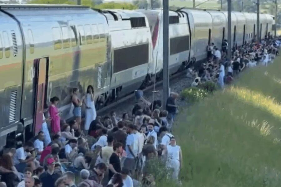 Heat is pressing, “leaving was a victory”: train stopped for 4 hours, passengers came out to breathe