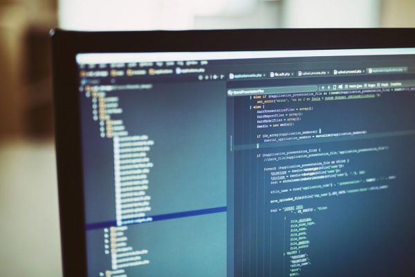 Company bets on AI and soon after lays off: it had 11 workers, now has 2