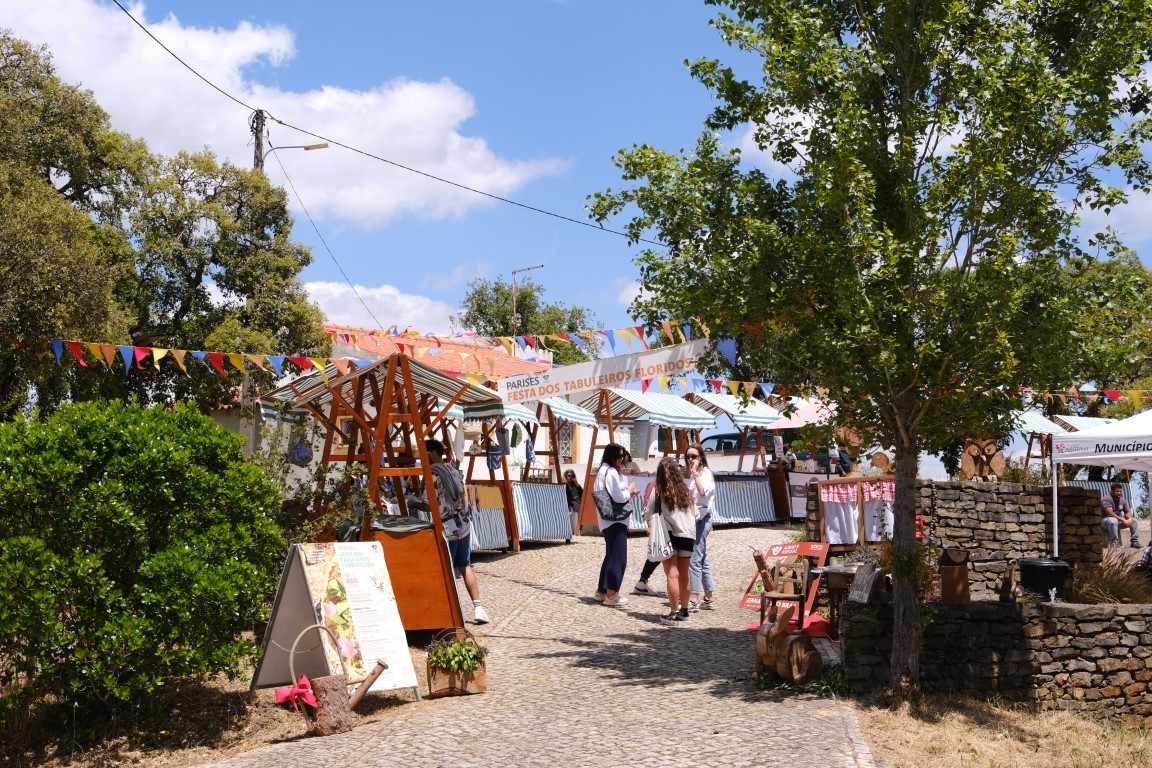 Parises celebrates the Festa dos Tabuleiros Floridos with procession, walks and mountain traditions