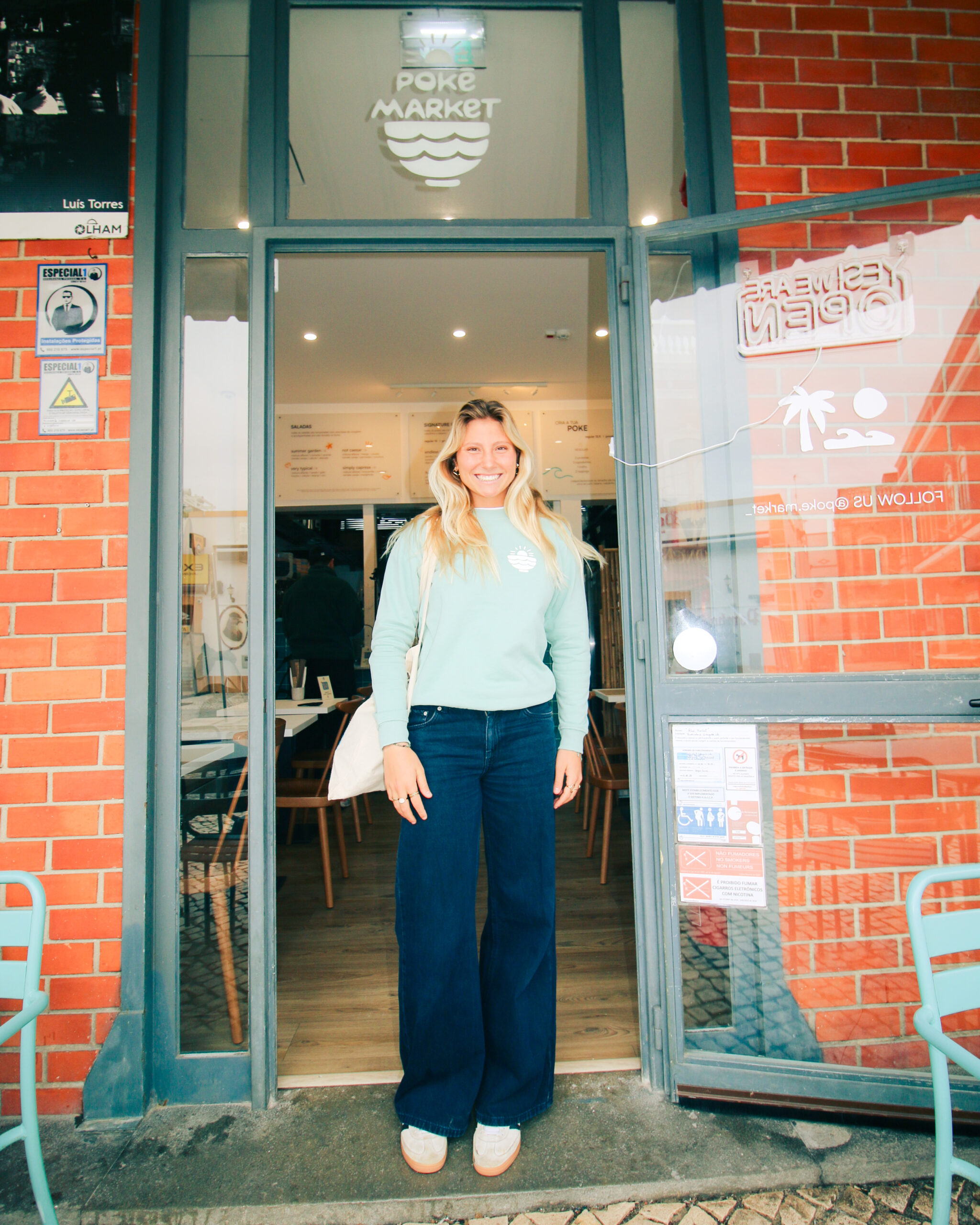 Lua Escudeiro, national U18 surfing champion, receives support from Poké Market in Olhão