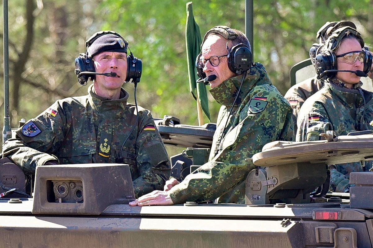 Mertz: Sent a message of reconciliation to Trump on a tank, in camouflage uniform