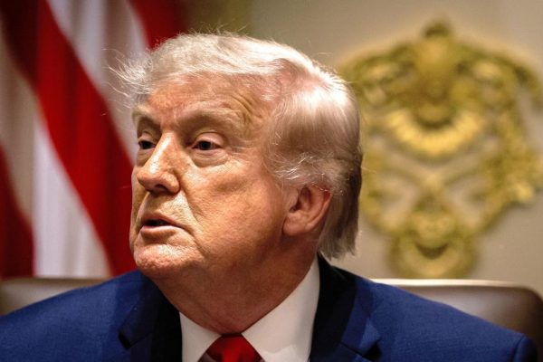 Trump announces a meeting with his team to make a "final decision" on Iran