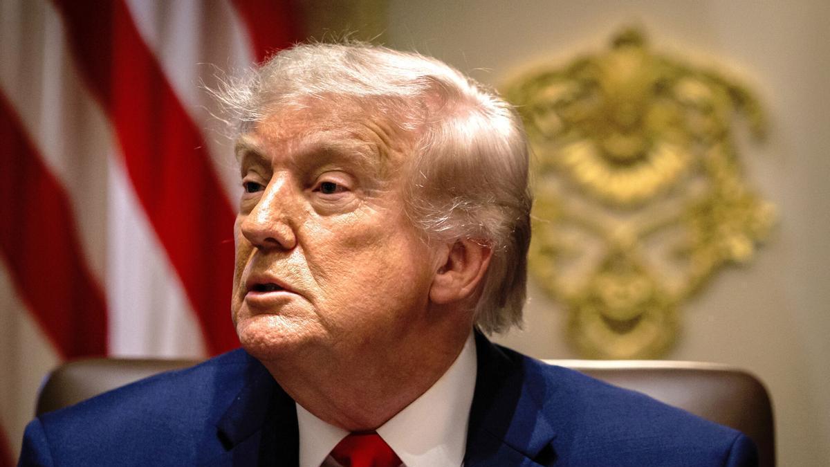 Trump announces a meeting with his team to make a "final decision" on Iran