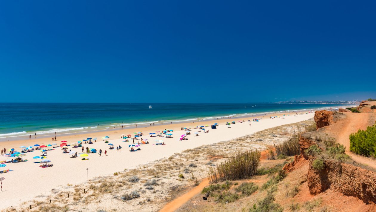 British people choose Algarve beach, 5 km long and with warm water, as the best in Europe