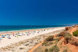 British people choose Algarve beach, 5 km long and with warm water, as the best in Europe