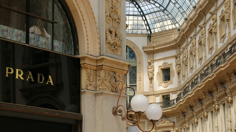 Η ιστορία του οίκου Prada: Από τη βασιλική οικογένεια της Ιταλίας μέχρι την αριστερή κληρονόμο που άλλαξε τον ρου του brand