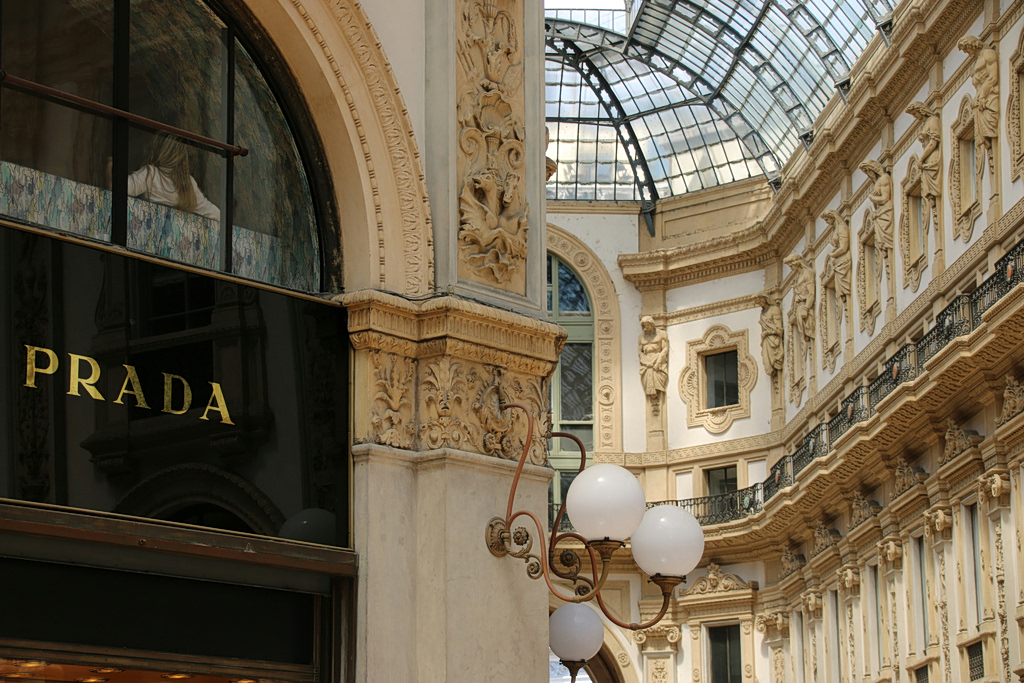 Η ιστορία του οίκου Prada: Από τη βασιλική οικογένεια της Ιταλίας μέχρι την αριστερή κληρονόμο που άλλαξε τον ρου του brand