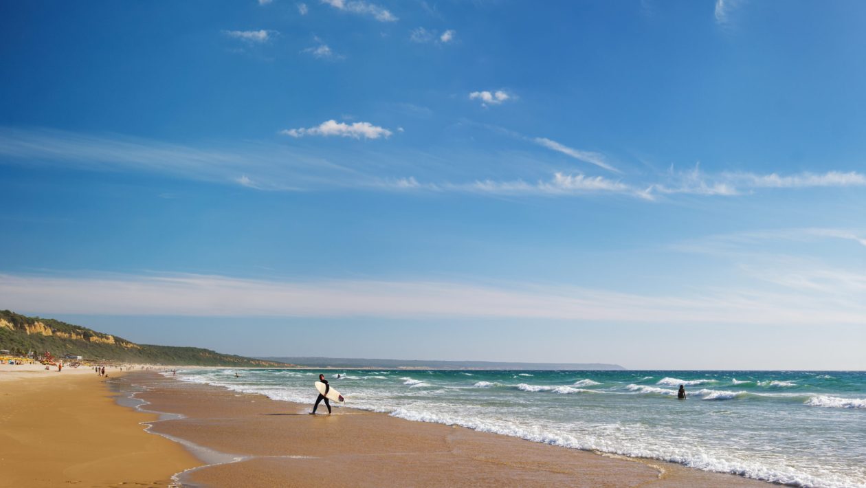 Goodbye traffic: this very popular beach will have new parking lots and access to the sand will be via a “shuttle”