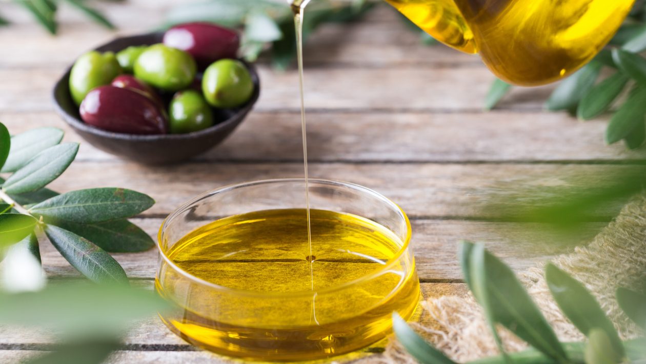 Goodbye olive oil? Main producers worldwide concerned about the drop in the price of 'liquid gold' and the strong impact of this factor on the next harvests